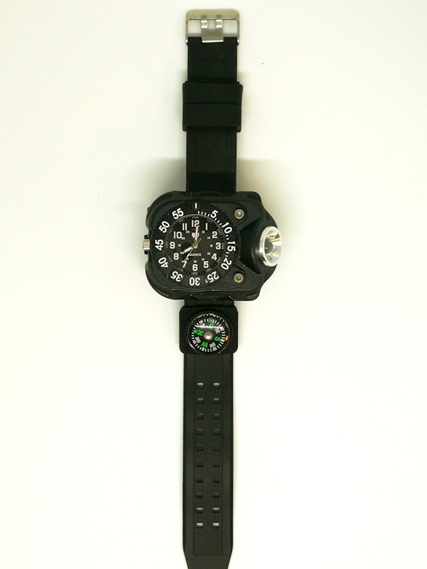 平面写真だと腕時計本体の厚みが分からない。実測で25mm前後の巨体だ