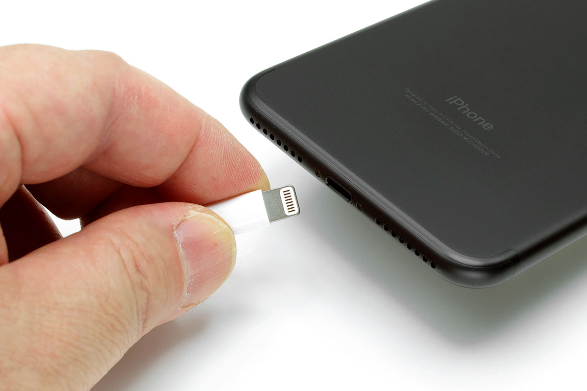 iOSデバイス充電時にLightning-USBケーブルを使いますが、コネクター挿抜時にケーブルに過剰な力が加わって壊れそうな気が。たまにSNSなどで「コネクターのケーブルが破れて断線した！」的な画像が上がったりしますので、な～んか心配。