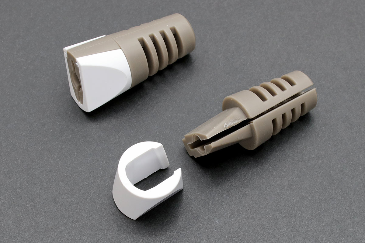 そこで使い始めたのがサンワダイレクトの「ケーブル保護カバー 200-CA024GY」。コネクター部につながるケーブルを補強・保護するグッズで、Lightning-USBケーブルの両端に装着できます。4個入りで税込1280円でした。