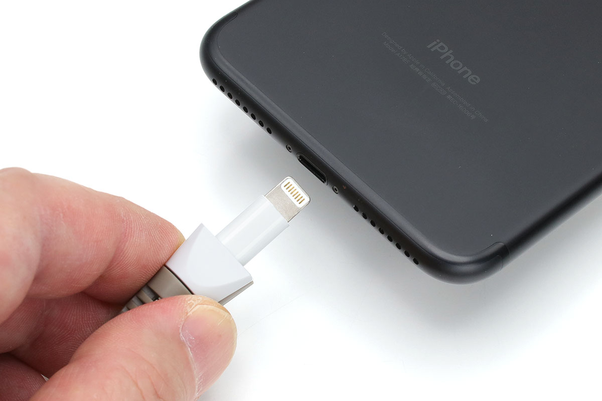 装着後は「指で安定的につまめる部分がより広くなる」という感じで、ケーブルに無理な力がかからなくなります。端末側のコネクターの挿抜感が硬い場合だと、力を入れやすいのでより抜き差ししやすくなります。