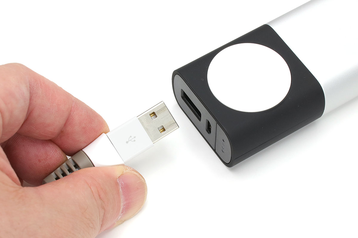 装着後は「指で安定的につまめる部分がより広くなる」という感じで、ケーブルに無理な力がかからなくなります。端末側のコネクターの挿抜感が硬い場合だと、力を入れやすいのでより抜き差ししやすくなります。