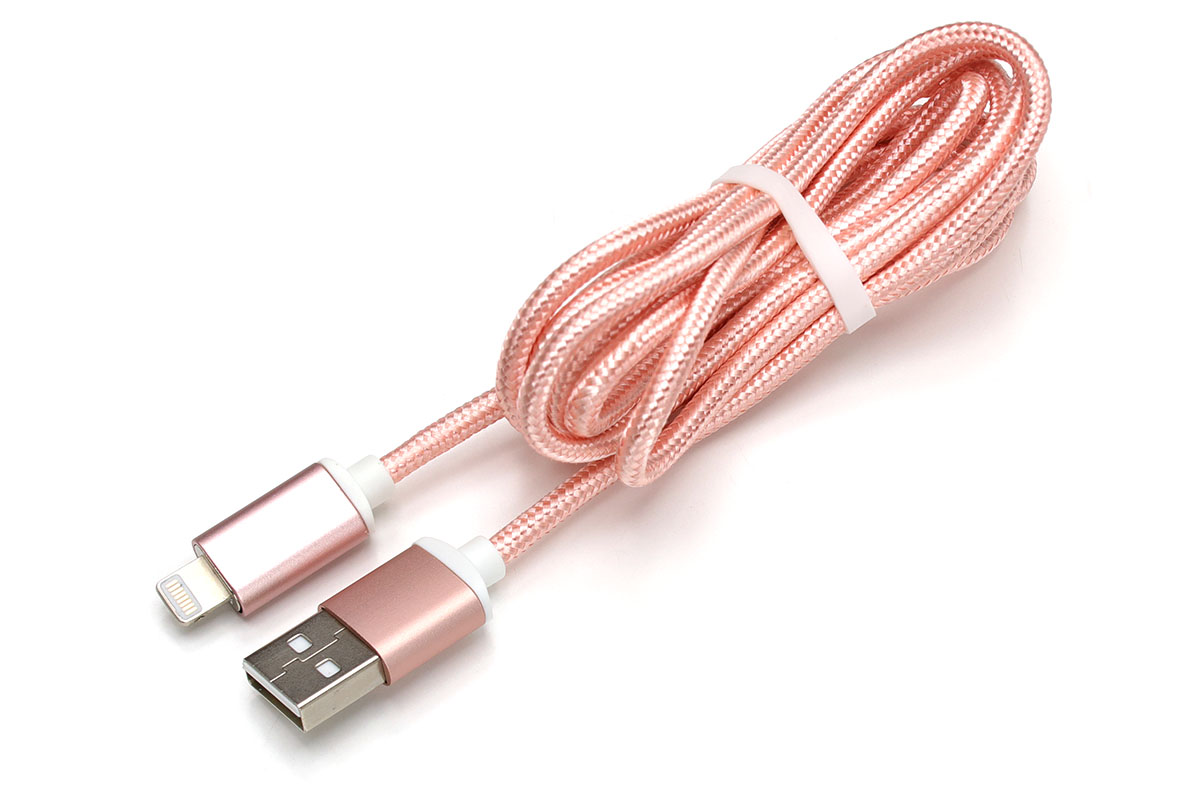 Amazonにて購入したいわゆる「Lightningマグネットケーブル」。税込1980円。Lightningコネクター側は、コネクター部とケーブル部がマグネットで吸着していて、わりと軽い力で分離・合体できます。合体状態ではiOS端末への充電などが行えます。コネクター部は金属製で、全体的に良好なつくりの品です。