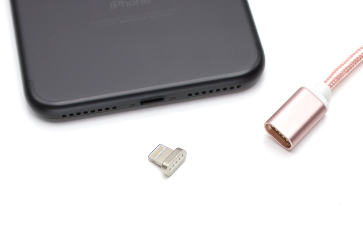 ケーブルのLightningコネクター（オス）をiOS側にセットすれば使用準備完了。iOS端末側に数ミリの出っ張りができてしまいますが、さほど気にならない出っ張りです。