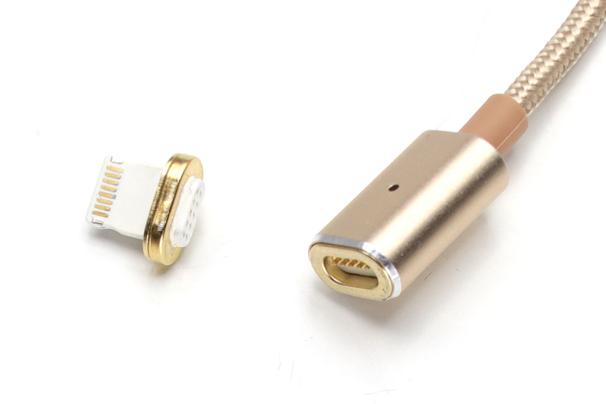 その後に追加購入した別の「Lightningマグネットケーブル」。Amazonにて税込1580円でした。つくりはまずまず良い感じ。Lightningコネクター部は樹脂製のようです。こちらもリバーシブルで使えます。