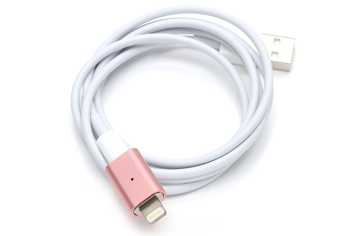 一般のLightning-USBケーブルを使えるので、手持ちのケーブルを使い回せます。また、長いケーブルや短いケーブルと組み合わせれば、用途に応じた最適な長さの「Lightningマグネットケーブル」として使えて便利♪