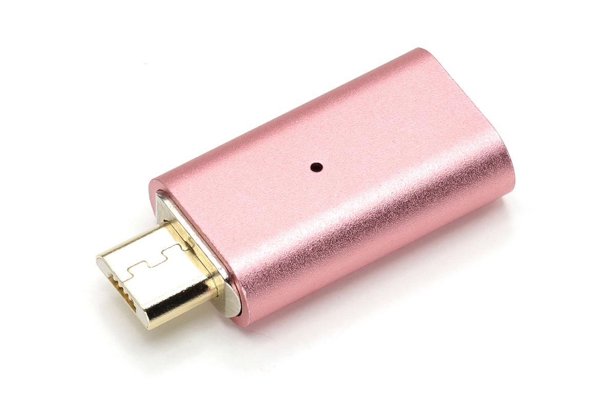 Amazonで購入した「ZRSE」ブランドのアダプターのmicroUSBタイプ。シクミは前出のLightningコネクタータイプと同じです。