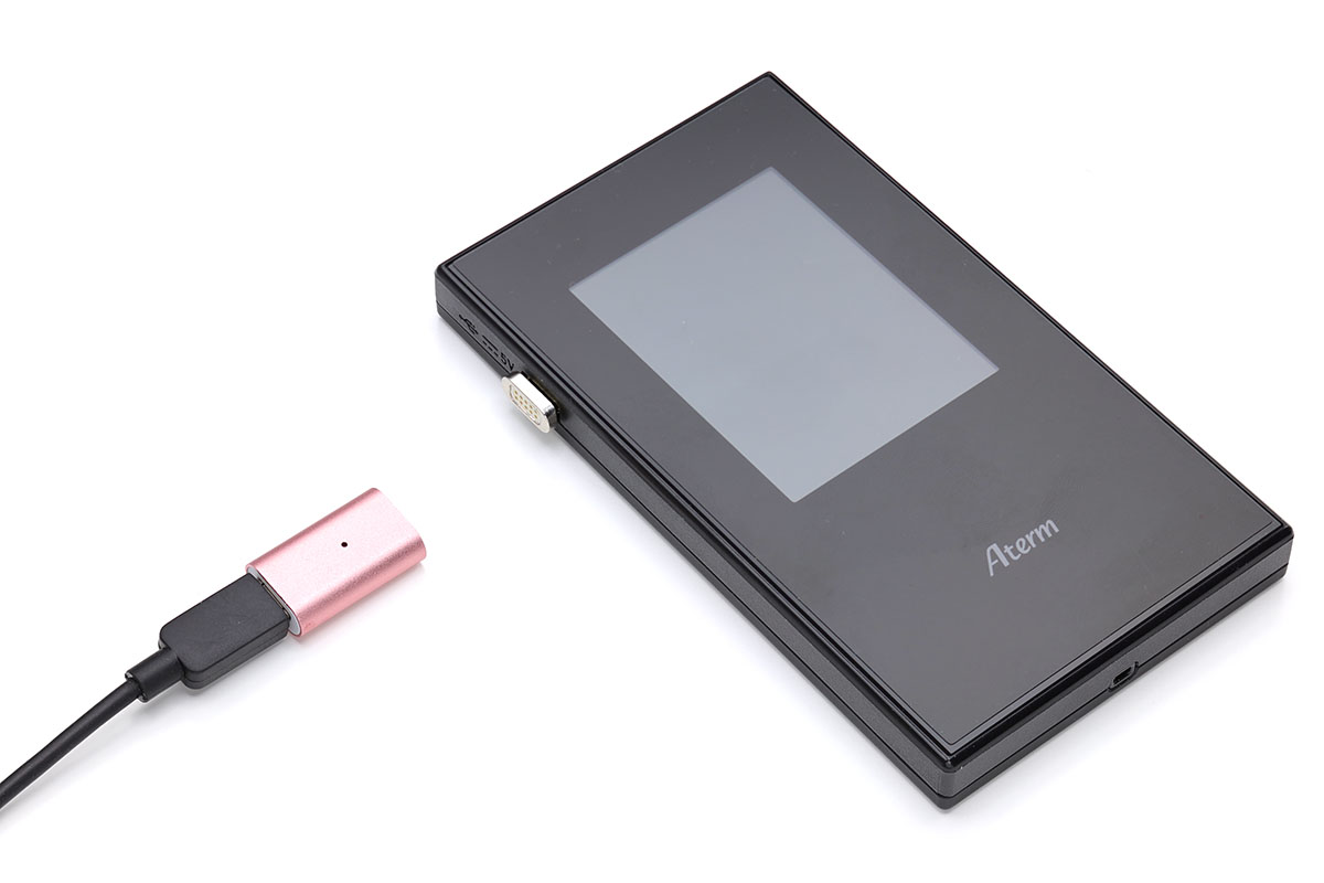 わりと頻繁に充電するモバイルルータと組み合わせてみました。端子を近づける程度で吸着されて充電開始。使用頻度が高いmicroUSB充電式デバイスが、よりスムーズに使えるようになります。