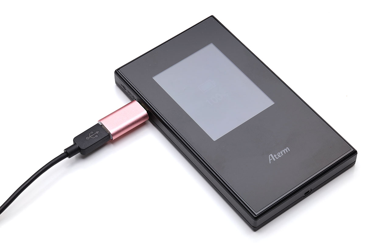 わりと頻繁に充電するモバイルルータと組み合わせてみました。端子を近づける程度で吸着されて充電開始。使用頻度が高いmicroUSB充電式デバイスが、よりスムーズに使えるようになります。