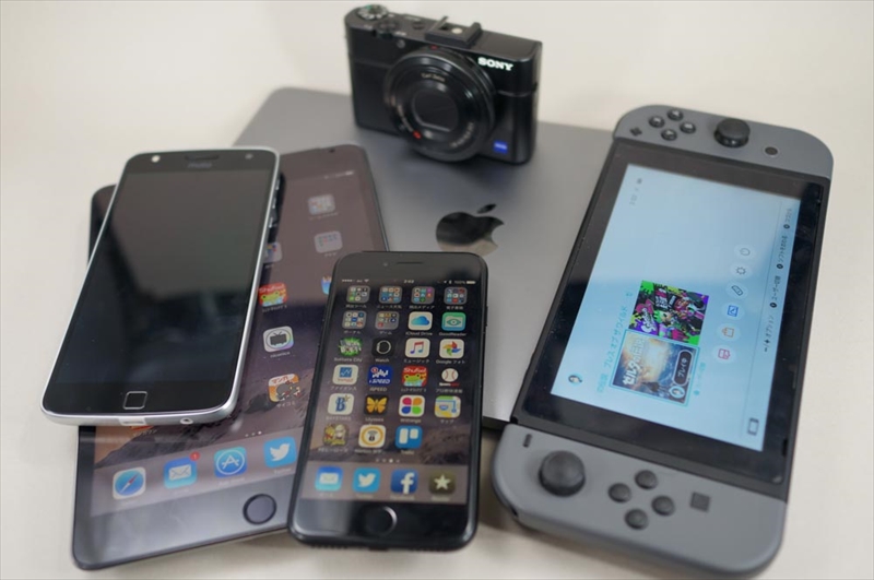 主要機器。約1台、遊び道具が混じっているように見えるが、iPadもあまり仕事用途では使っていない