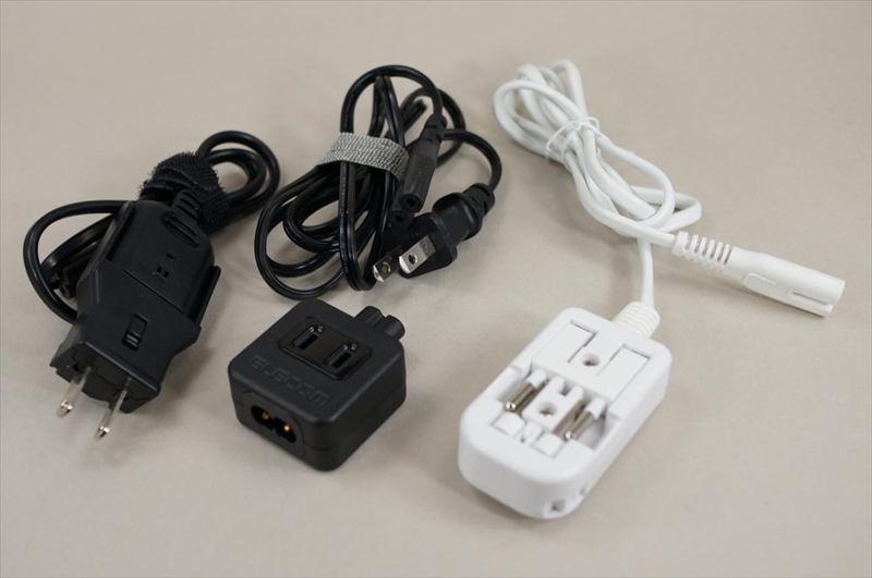 ACケーブルはいろいろな種類を揃えておいて、渡航先などに応じて変えている