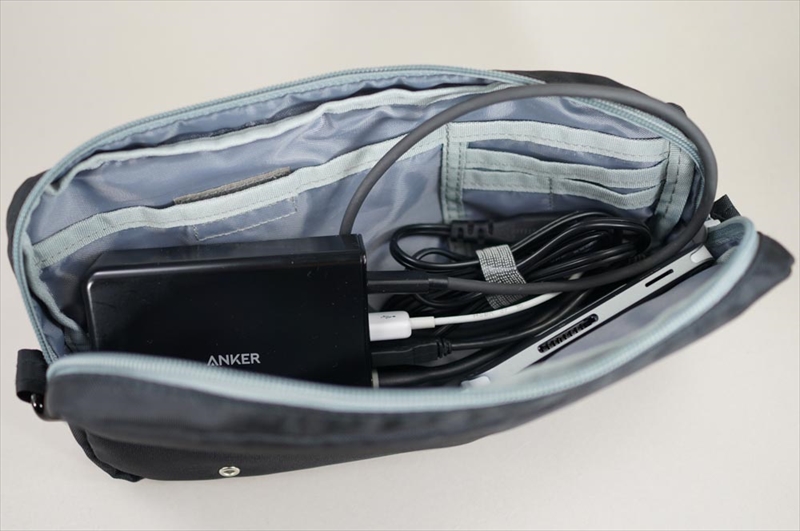 ケーブルを挿したままの充電器とACケーブル、MacBook用のUSBアダプターとともにポーチに無造作に収納している