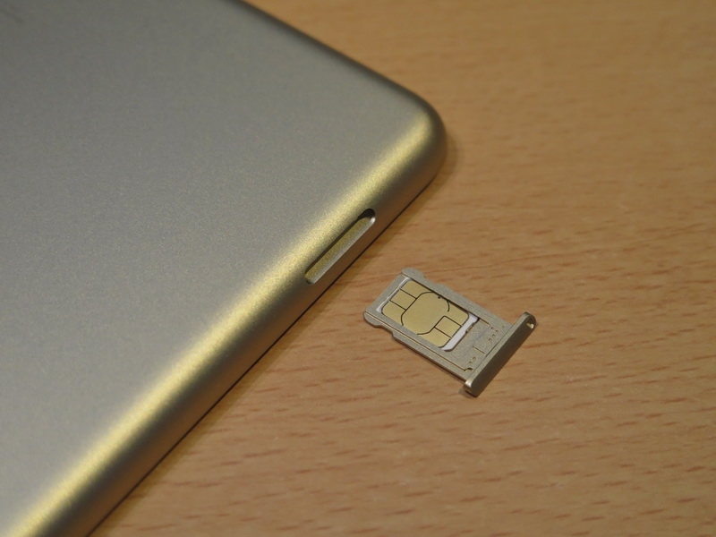 nanoSIMカードをトレイに載せて、iPad（第5世代）に装着