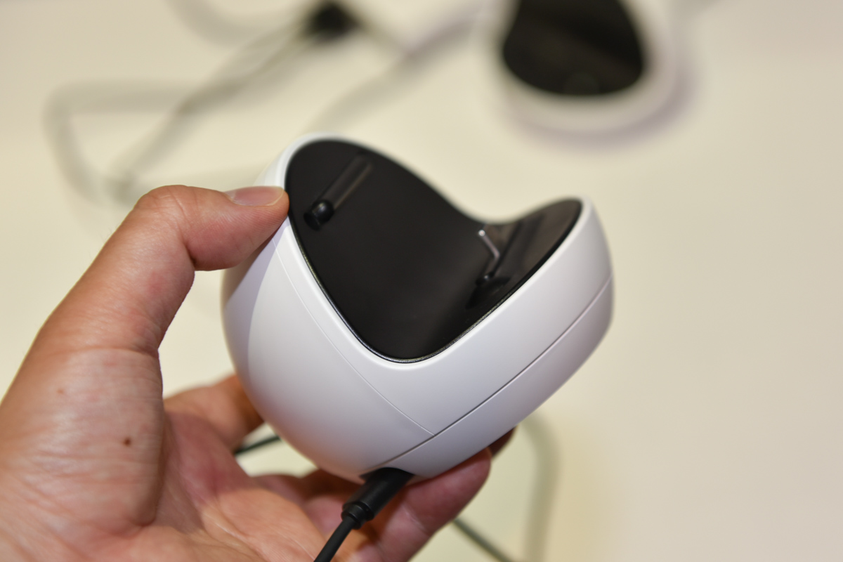 4月のシャープの発表会で展示された充電台「ROBOQUL」（ロボクル）