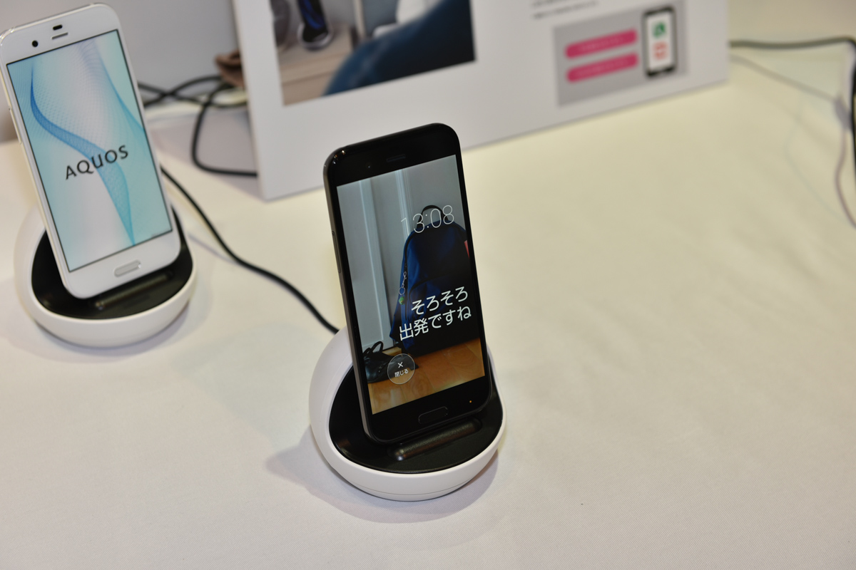 4月のシャープの発表会で展示された充電台「ROBOQUL」（ロボクル）