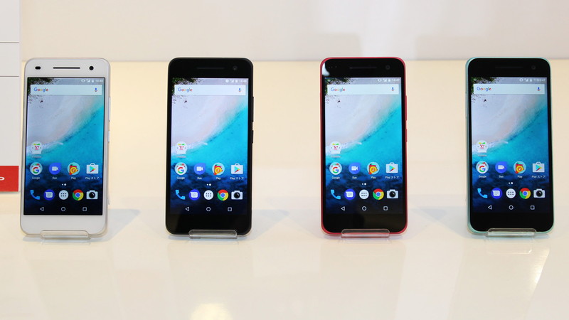 2017年春モデルの「Android One S1」（左）と「Android One S2」