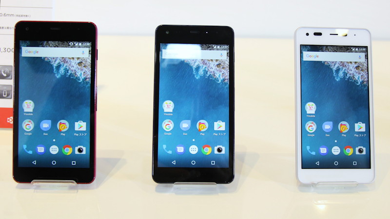 2017年春モデルの「Android One S1」（左）と「Android One S2」