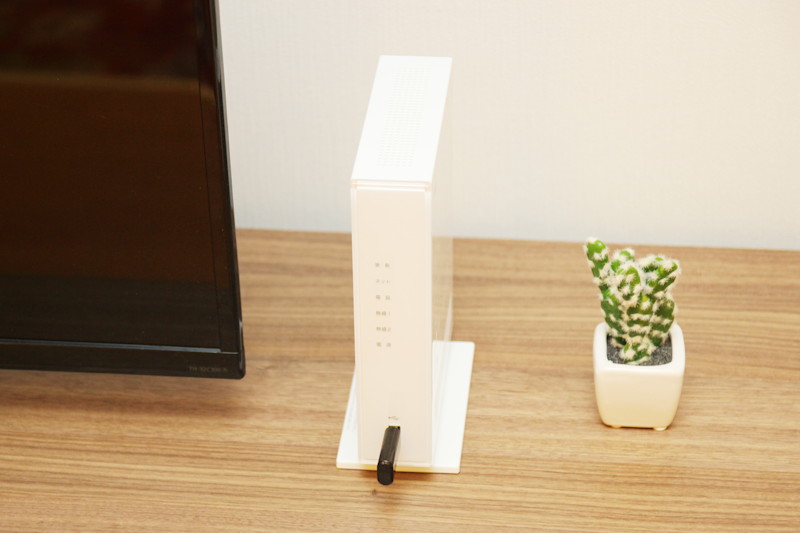 USBドングルが装着された「auひかり」のホームゲートウェイ