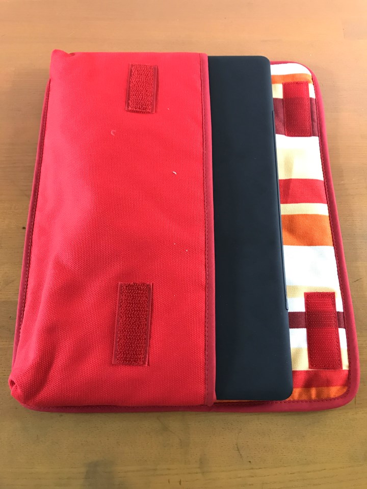 suonoのハンドメイドケース。本体がぴったりと収まります