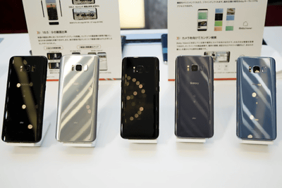au、夏モデル発表会にて「Xperia XZs」「Galaxy S8/S8+」を展示
