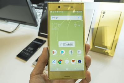 au、夏モデル発表会にて「Xperia XZs」「Galaxy S8/S8+」を展示