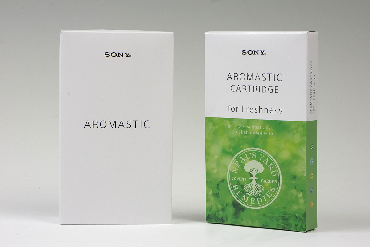 パーソナルアロマディフューザー AROMASTIC（左）とAROMASTIC カートリッジ for Freshess（右）