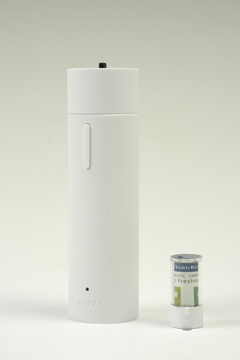 AROMASTIC本体（左）とカートリッジ（右）