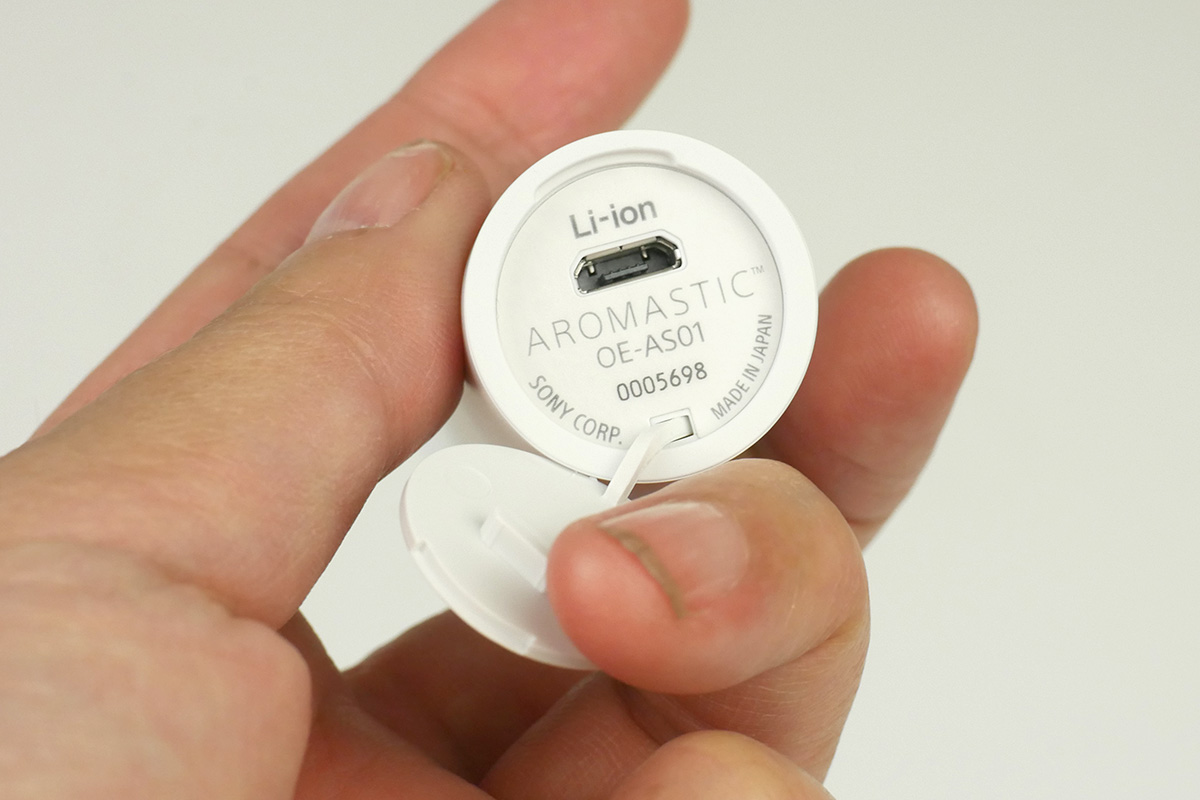 本体の裏にmicroUSBの充電端子があります