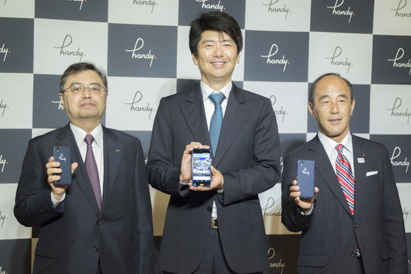 左から、シャープ 取締役 兼 専務執行役員 長谷川祥典氏、handy Japan 代表取締役 勝瀬博則氏、ロイヤルパークホテル 常務取締役総支配人 笹井高志氏