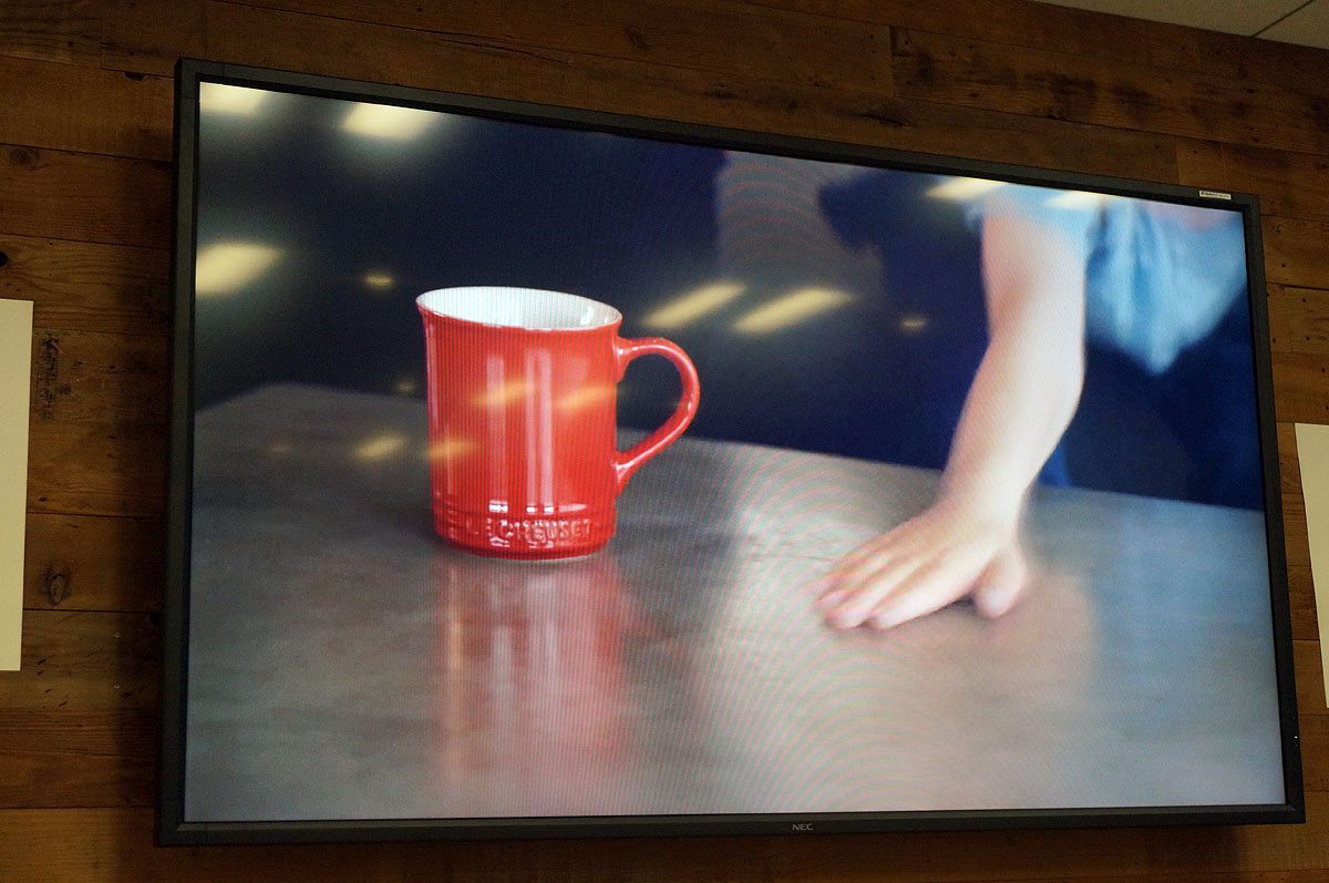 机の上のマグカップに……