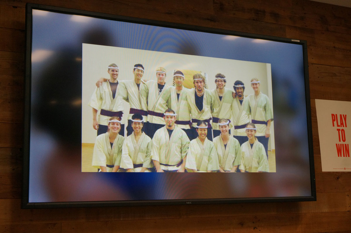 太鼓を学んでいたころの写真。当時のコックス氏は長髪でヒゲを生やしていたというが、いったいこの写真の誰が……