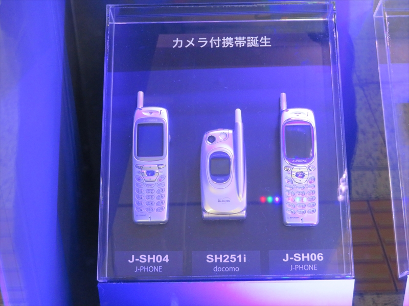 シャープと言えば“写メール”のカメラ付き端末