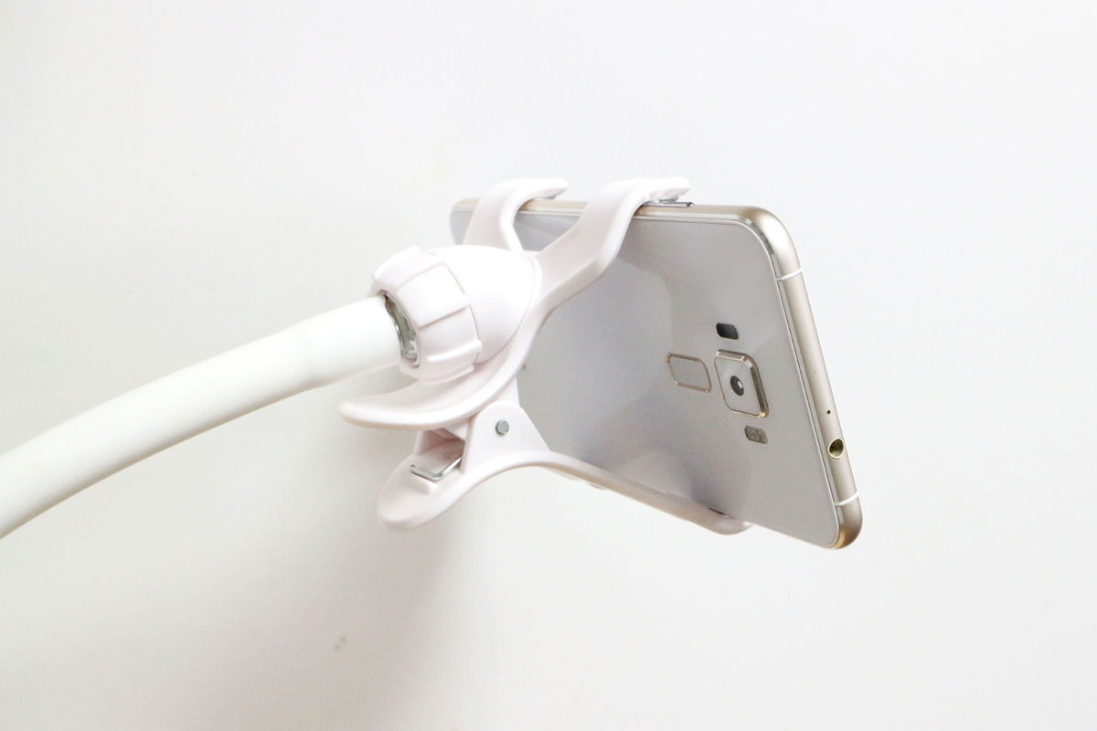 スマートフォンを挟んでおくクリップはしっかりしていて、使用中に落ちそうになることはなかった
