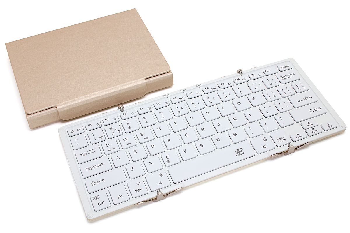 3Eの「3E-BKY1」は3つ折りタイプのBluetoothキーボードで、USB接続にも対応。畳んだ状態ではハガキより一回り大きい程度のサイズになります。マグネットで容易に開閉できるセミハードケース付き。実勢価格は7300円前後です。