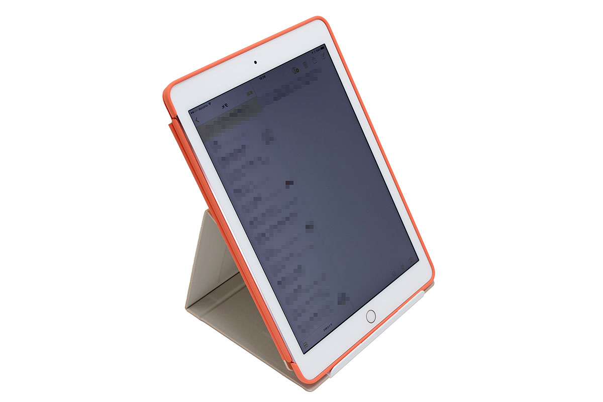 スマートフォンやタブレットを安定的に支えることができます。端末は縦置きにも横置きにもでき、ホームボタンをグイッと押してもスタンドが後ずさりするようなことはまずありません。実用的なキーボードケース兼スマートデバイス用スタンドです。
