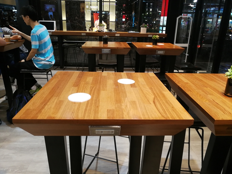 休憩テーブルにはQi充電台とコンセントがある