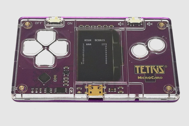 表面には左側に白い4個のキーボード、右側に丸い2個のキーボードが配置されている。テトリスの操作性を最優先した必要十分なミニマル設計だ