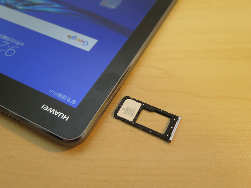 LTEモデルもラインナップ。SIMカードはnanoSIMに対応し、本体側面にSIMカードトレイを備える。microSDメモリーカードと排他利用だが、デュアルSIMも利用可能。