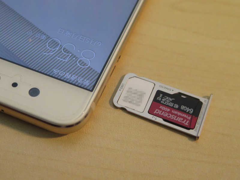P10のSIMカードトレイ。nanoSIMのデュアルSIM対応。2枚目のSIMカードはmicroSDメモリーカードと排他利用