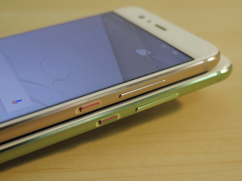 P10 Plus（下）とP10の右側面のデザイン。電源ボタンの位置なども同じ