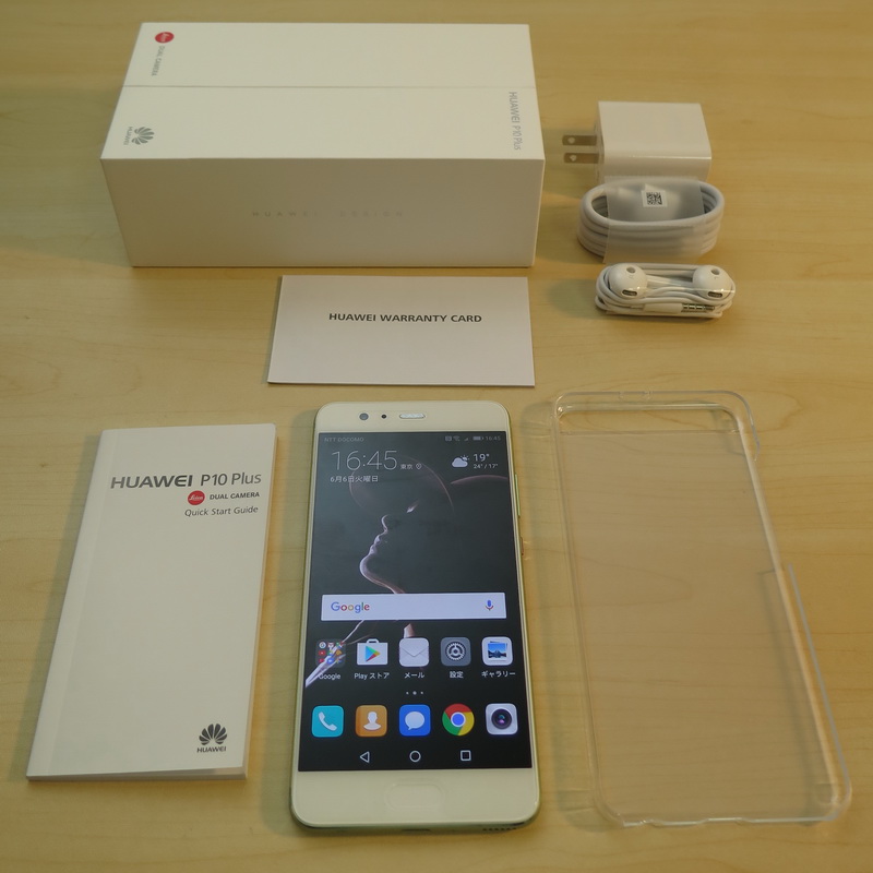 P10 Plusのパッケージ同梱品。背面のクリアカバーも標準で同梱。画面の保護フィルムも出荷時に貼り付け済みなので、購入後、すぐに利用できる