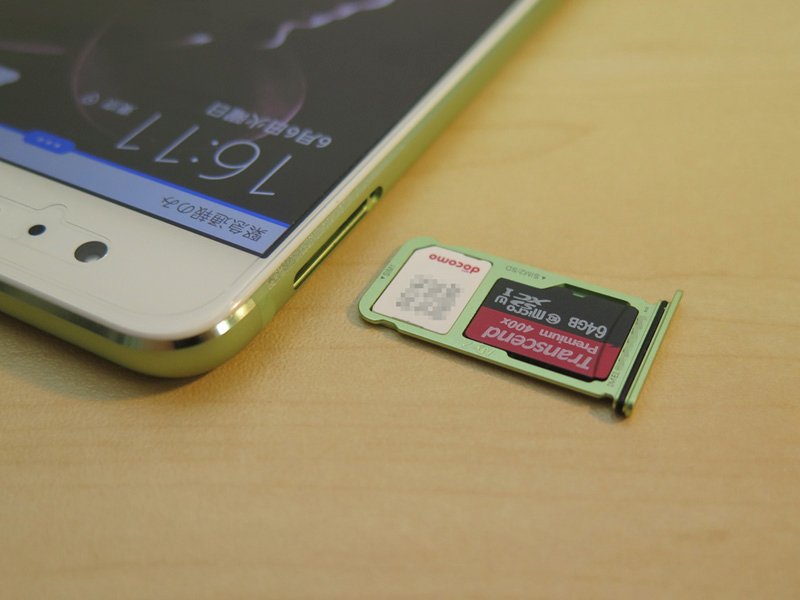 P10 PlusのSIMカードトレイ。nanoSIMのデュアルSIMに対応。2枚目のSIMカードはmicroSDカードと排他利用