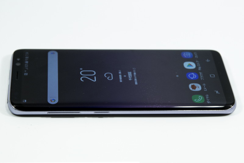 左側面に音量キーとアシスタント機能「Bixby」用のボタン