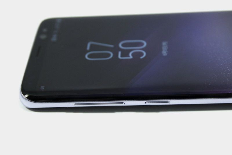 左側面に音量キーとアシスタント機能「Bixby」用のボタン