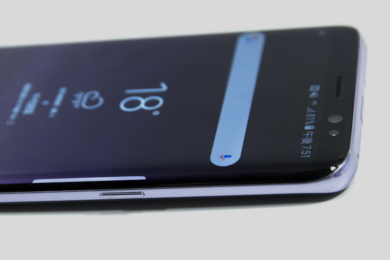 右側面に電源キー