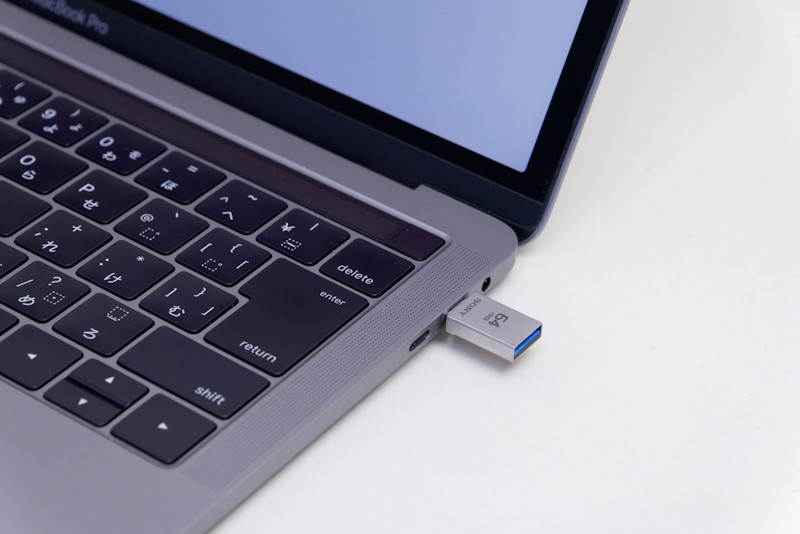 パソコンにもスマートフォンにもサクッと差し込めて、サクッと抜き取れる