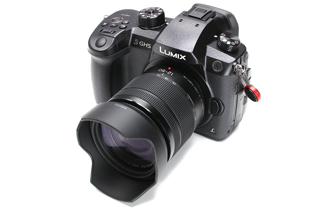 パナソニックの「LUMIX DC-GH5」。マイクロフォーサーズ規格のミラーレスカメラです。レンズとして「LUMIX G VARIO 12-60mm/F3.5-5.6 ASPH./POWER O.I.S.」（<a href="http://panasonic.jp/dc/lens/lumix_g_vario_12-60/" class="n" target="_blank">公式ページ</a>）が付属するレンズキット（DC-GH5M）を買いました。マイクロフォーサーズ規格なので、オリンパスのOM-Dシリーズ（<a href="http://k-tai.watch.impress.co.jp/docs/column/korekori/1059916.html" class="n" target="_blank">関連記事</a>）などと共通のレンズが使えます。
