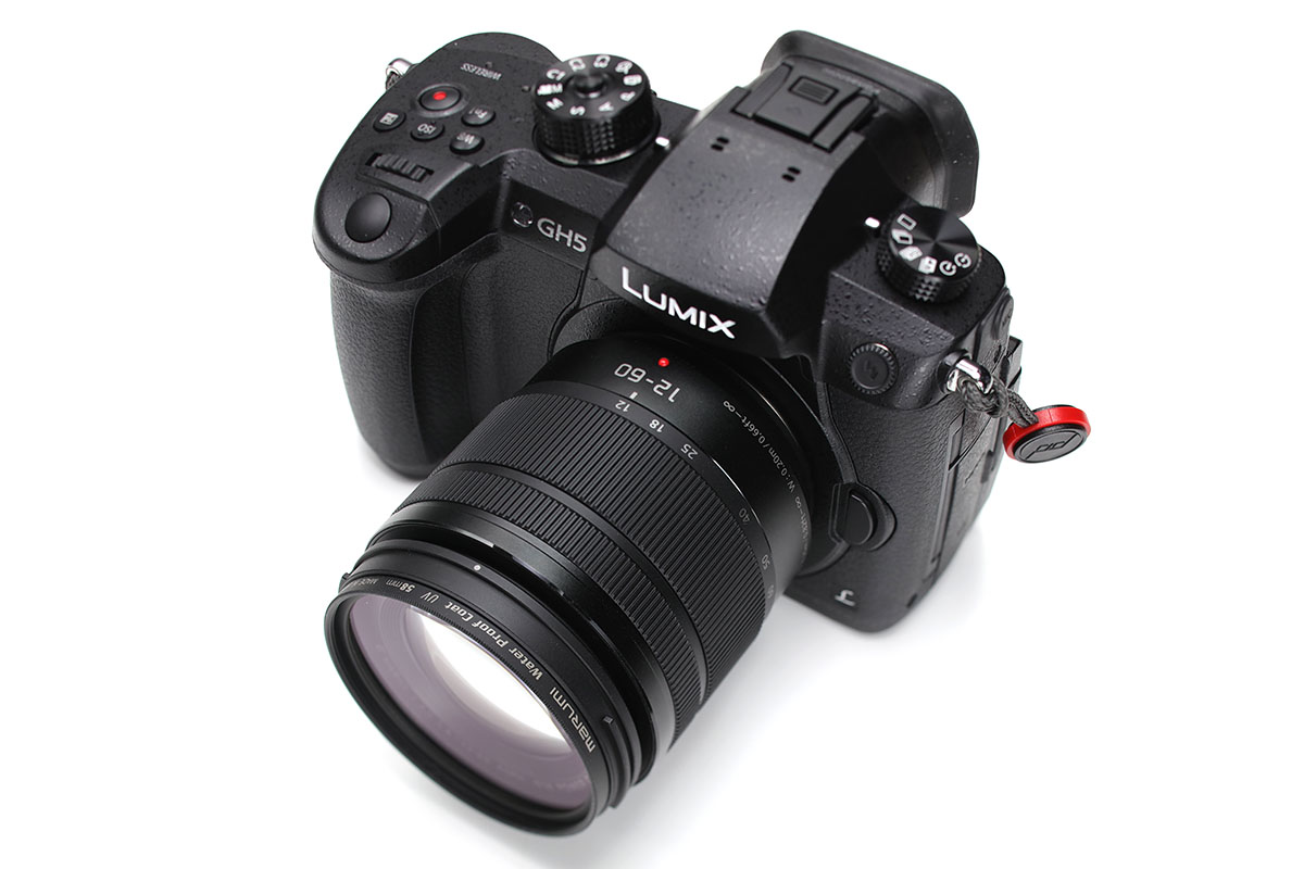 パナソニック「LUMIX G VARIO 12-60mm / F3.5-5.6 ASPH. / POWER O.I.S.」。GH5のキットレンズがコレでした。実勢価格は4万2000円前後。