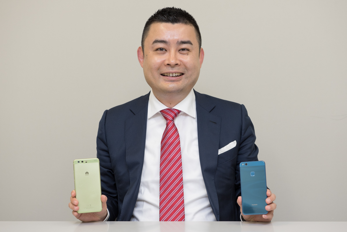ファーウェイ・ジャパン コリア リージョン デバイス・プレジデントの呉 波（ゴ・ハ）氏。手にしているのは「P10 Plus」と「P10 lite」