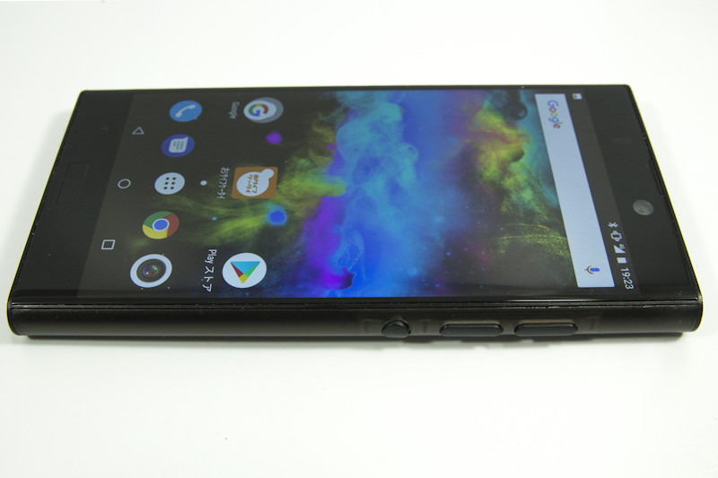 前面キーはオンスクリーン方式。ホームボタン下に指紋センサー