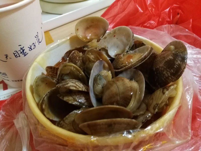 ご飯が美味しくて安い中国。ちなみにお椀いっぱいのアサリ、10元（約160円）でした。味付けがピリ辛で美味しかったー